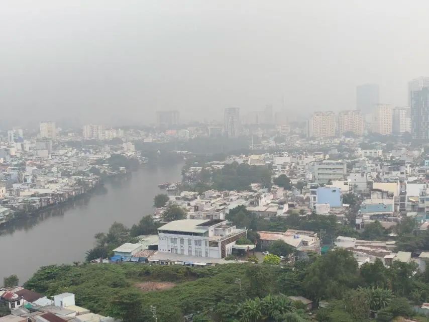 TPHCM sáng 17-12, nhìn từ trên cao từ phường Tân Hưng về trung tâm Thành phố trong điều kiện không khí mờ đục, tầm nhìn bị hạn chế. Ảnh: HOÀNG HÙNG TPHCM sáng 17-12, nhìn từ trên cao từ phường Tân Hưng về trung tâm Thành phố trong điều kiện không khí mờ đục, tầm nhìn bị hạn chế. Ảnh: HOÀNG HÙNG