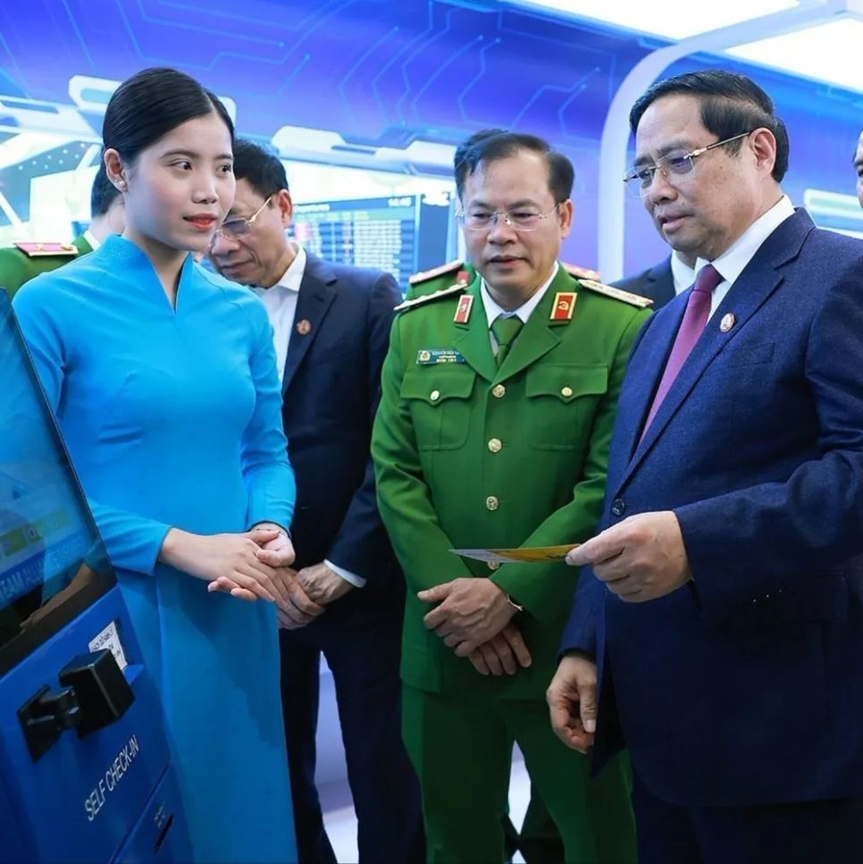 Thủ tướng Phạm Minh Chính tham quan trưng bày về phát triển khoa học, công nghệ, đổi mới sáng tạo và chuyển đổi số của các doanh nghiệp, ngày 18-12