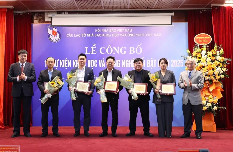 Đại diện các tổ chức, đơn vị có sản phẩm, sự kiện được bình chọn, vinh danh tại buổi lễ