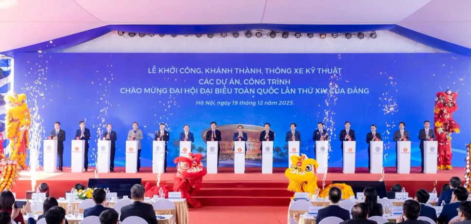 Thủ tướng Phạm Minh Chính; Bí thư Thành ủy Hà Nội Nguyễn Duy Ngọc cùng lãnh đạo bộ ngành Trung ương, lãnh đạo địa phương và ông Phạm Nhật Vượng - Chủ tịch Tập đoàn Vingroup bấm nút khởi công Dự án Khu đô thị thể thao Olympic