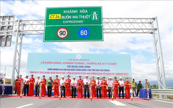 Đại biểu cắt băng thông xe kỹ thuật 20km đầu tuyến dự án thành phần 1 cao tốc Khánh Hòa - Buôn Ma Thuột. Ảnh: Phan Sáu/TTXVN
