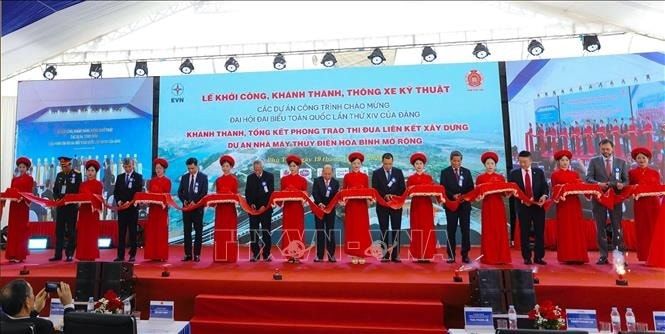 Các đại biểu tham gia cắt băng khánh thành công trình Nhà máy Thủy điện Hòa Bình mở rộng. Ảnh: Trọng Đạt/TTXVN