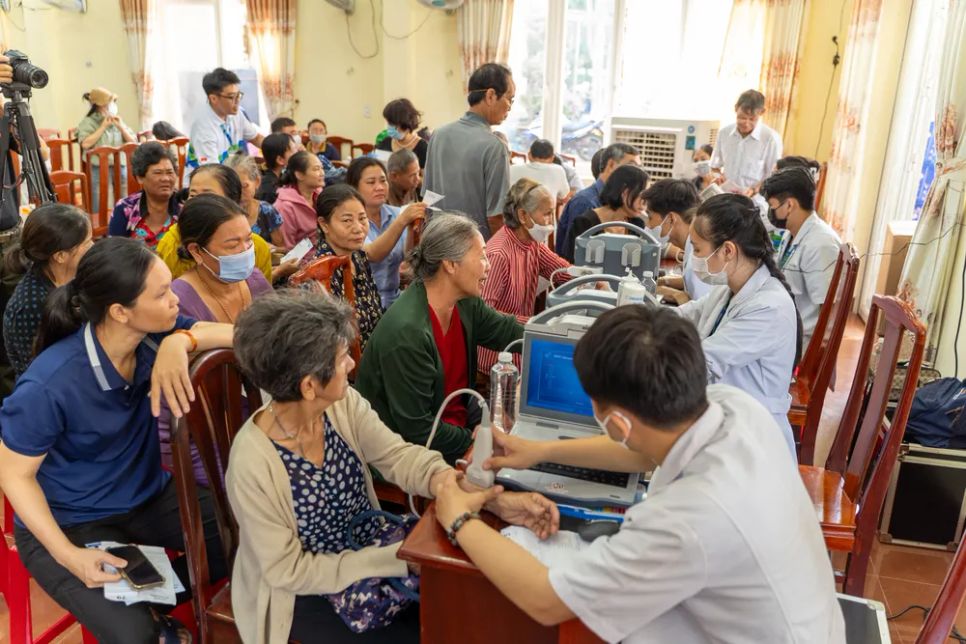 Các dược sĩ của Pharmacity tư vấn sức khỏe cho người dân tại Bình Phước