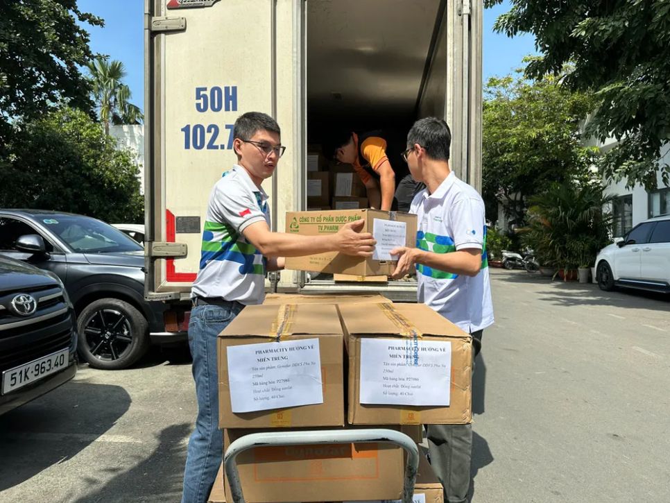 Đội ngũ Pharmacity gấp rút chuẩn bị và tập kết các lô thuốc thiết yếu để kịp thời vận chuyển đến vùng tâm lũ, với mong muốn san sẻ khó khăn và bảo vệ sức khỏe người dân sau bão