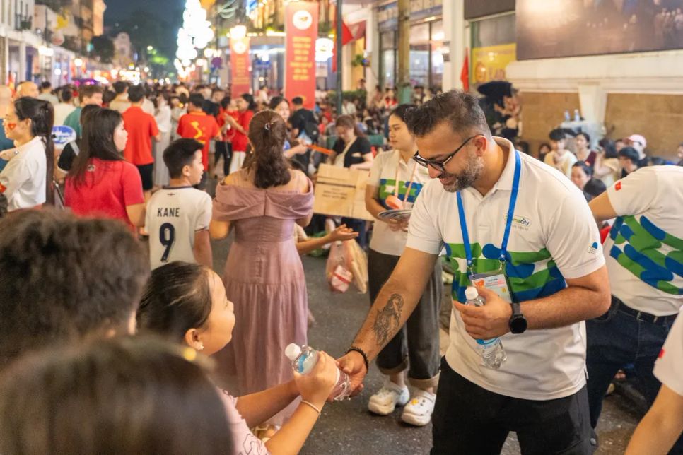 Ông Deepanshu Madan, Tổng Giám đốc Pharmacity luôn có mặt tại các hoạt động tiếp sức cho người dân nhân dịp kỷ niệm các ngày lễ lớn của đất nước