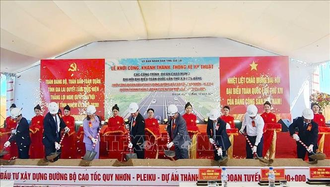 Các đại biểu thực hiện nghi thức khởi công. Ảnh: Hồng Điệp/TTXVN Các đại biểu thực hiện nghi thức khởi công. Ảnh: Hồng Điệp/TTXVN