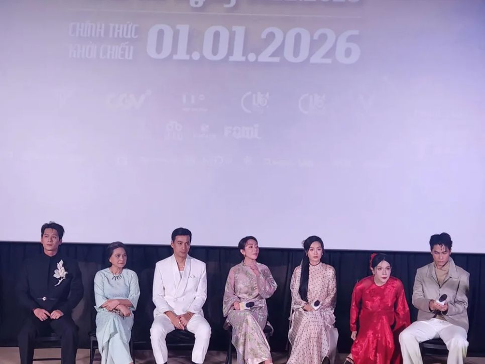 <i>Ê-kíp đoàn phim Ai thương ai mến tại buổi giới thiệu dự án. Ảnh: VĂN TUẤN</i>