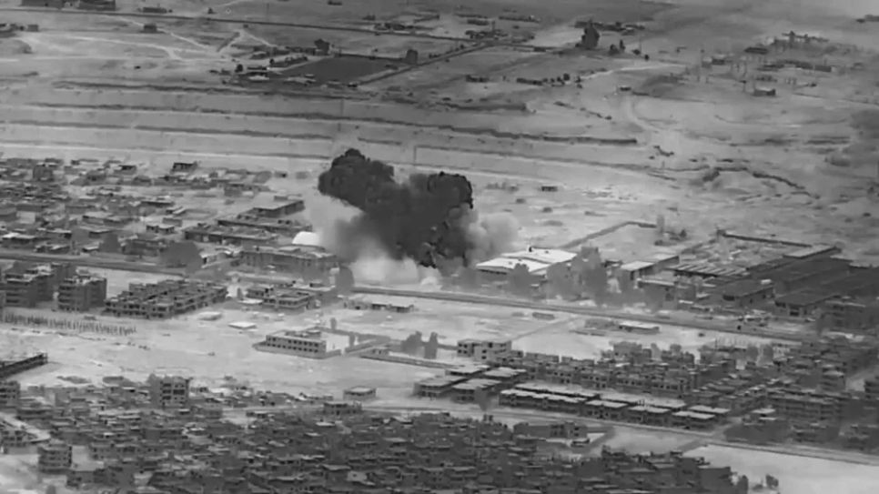 Mỹ ném bom một mục tiêu ở Syria. Ảnh: BQP Mỹ