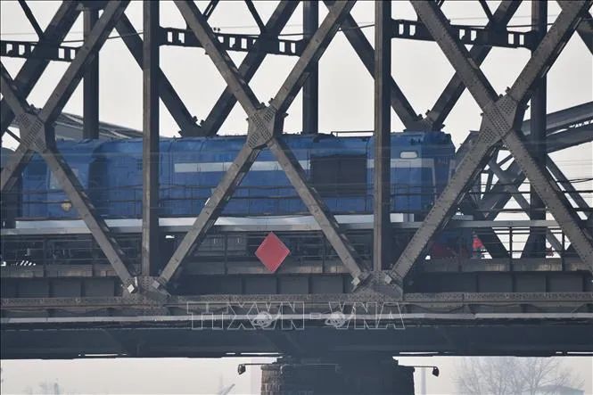 Tàu hỏa qua cầu Hữu Nghị ở thành phố Đan Đông, Trung Quốc, giáp giới với Triều Tiên. Ảnh: TTXVN