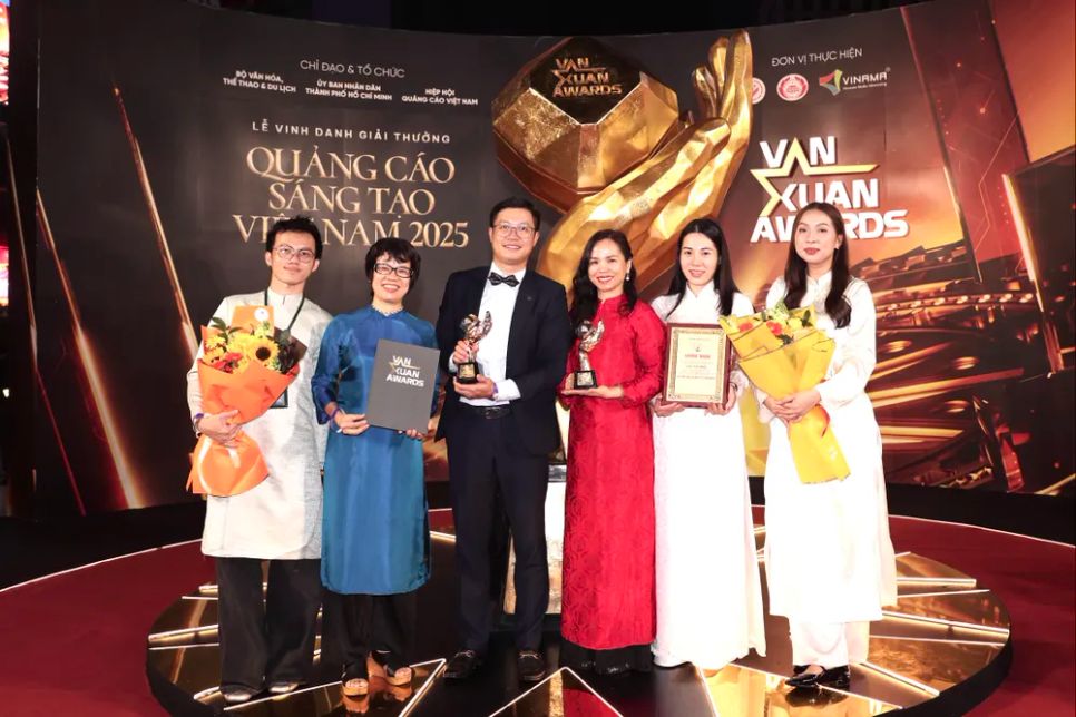 Vietnam Airlines giành 2 giải nhất tại Vạn Xuân Awards 2025