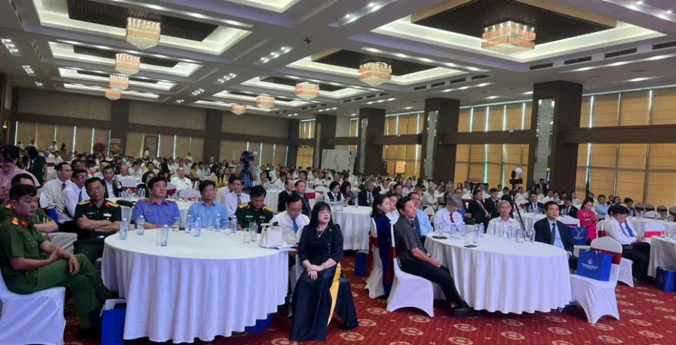 Quang cảnh buổi lễ Kỷ niệm 35 năm ngày thành lập Đoàn Luật sư TP Cần Thơ. Quang cảnh buổi lễ Kỷ niệm 35 năm ngày thành lập Đoàn Luật sư TP Cần Thơ.