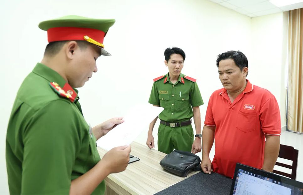 Cán bộ Văn phòng Cơ quan Cảnh sát điều tra tống đạt các quyết định và Lệnh bắt bị can đối với Trương Nhựt Tới Cán bộ Văn phòng Cơ quan Cảnh sát điều tra tống đạt các quyết định và Lệnh bắt bị can đối với Trương Nhựt Tới