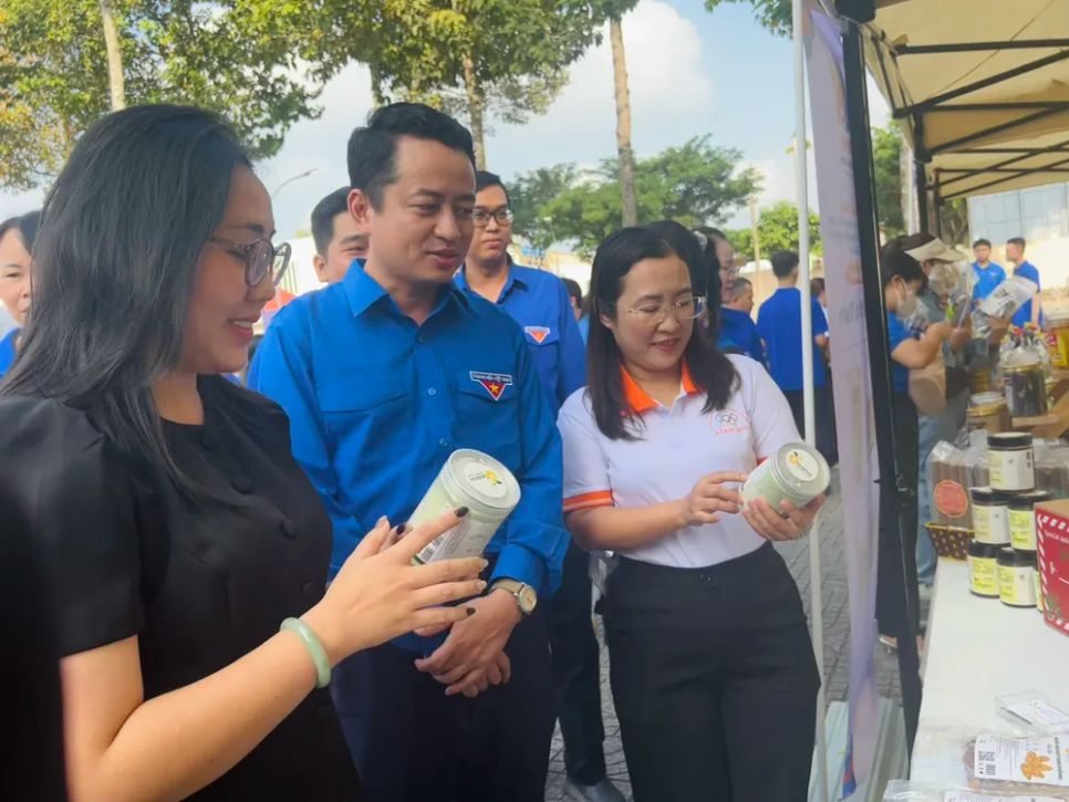 Các đại biểu tham quan gian hàng OCOP tại ngày hội