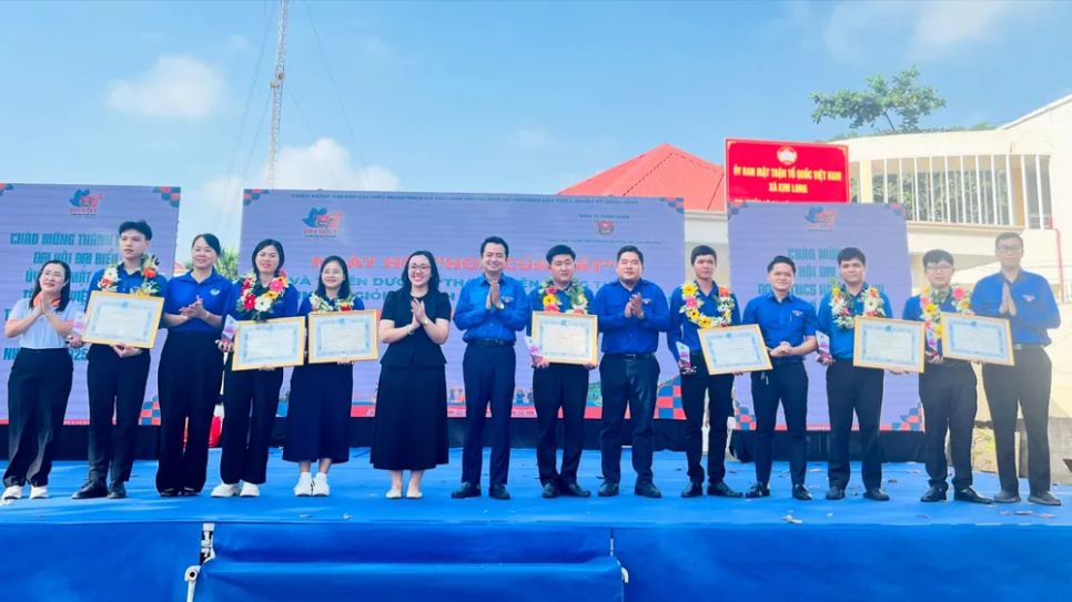 Ngày hội “Hoa của đất” tuyên dương 10 thanh nông thôn tiêu biểu