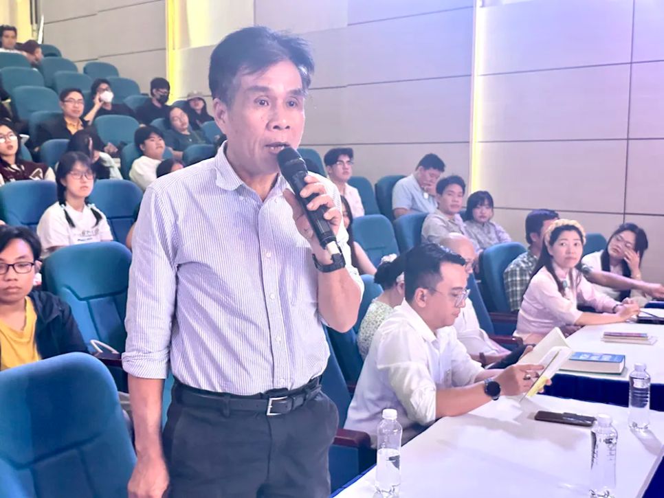 Nhà thơ Lê Minh Quốc chia sẻ tại chương trình. Ảnh: HỒ SƠN Nhà thơ Lê Minh Quốc chia sẻ tại chương trình. Ảnh: HỒ SƠN