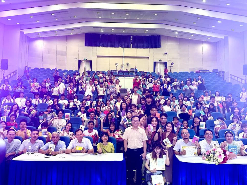 Nhà văn Nguyễn Nhật Ánh chụp ảnh lưu niệm cùng đông đảo bạn đọc. Ảnh: HỒ SƠN Nhà văn Nguyễn Nhật Ánh chụp ảnh lưu niệm cùng đông đảo bạn đọc. Ảnh: HỒ SƠN