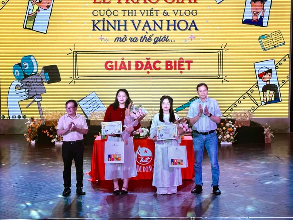 Nhà văn Nguyễn Nhật Ánh và ông Bùi Tuấn Nghĩa (phải), Giám đốc NXB Kim Đồng, trao giải đặc biệt cho bạn đọc Nguyễn Trần Bảo Trân và Lê Thị Cẩm Na. Ảnh: QUỲNH YÊN Nhà văn Nguyễn Nhật Ánh và ông Bùi Tuấn Nghĩa (phải), Giám đốc NXB Kim Đồng, trao giải đặc biệt cho bạn đọc Nguyễn Trần Bảo Trân và Lê Thị Cẩm Na. Ảnh: QUỲNH YÊN