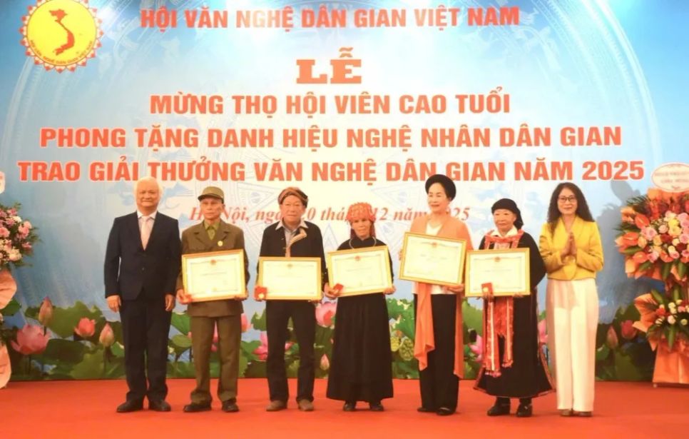 Mừng thọ cho các hội viên của Hội Văn nghệ Dân gian Việt Nam Mừng thọ cho các hội viên của Hội Văn nghệ Dân gian Việt Nam