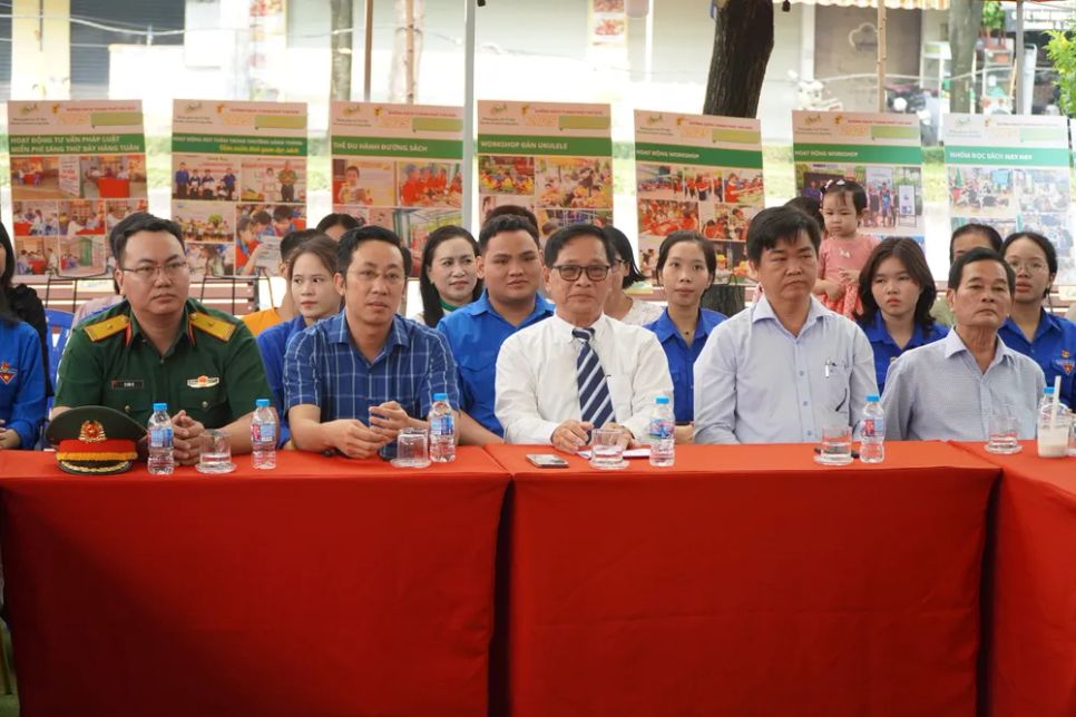 Đồng chí Lê Văn Minh (thứ 2 từ phải qua), Phó Trưởng ban Thường trực Ban Tuyên giáo và Dân vận Thành ủy TPHCM cùng các đại biểu tham dự chương trình. Ảnh: THANH THÚY Đồng chí Lê Văn Minh (thứ 2 từ phải qua), Phó Trưởng ban Thường trực Ban Tuyên giáo và Dân vận Thành ủy TPHCM cùng các đại biểu tham dự chương trình. Ảnh: THANH THÚY