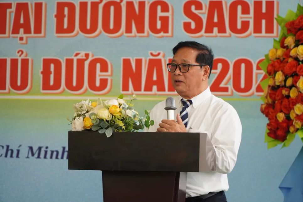 Ông Lê Hoàng, Giám đốc Đường sách TPHCM, báo cáo hoạt động trong năm 2025 của Đường sách TP Thủ Đức. Ảnh: THANH THÚY Ông Lê Hoàng, Giám đốc Đường sách TPHCM, báo cáo hoạt động trong năm 2025 của Đường sách TP Thủ Đức. Ảnh: THANH THÚY