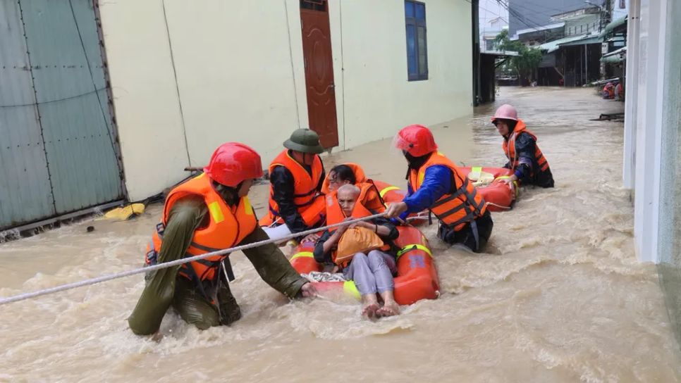 Người dân ở Đắk Lắk, Gia Lai và Đà Nẵng chịu ảnh hưởng bởi thiên tai, lũ lụt. Người dân ở Đắk Lắk, Gia Lai và Đà Nẵng chịu ảnh hưởng bởi thiên tai, lũ lụt.
