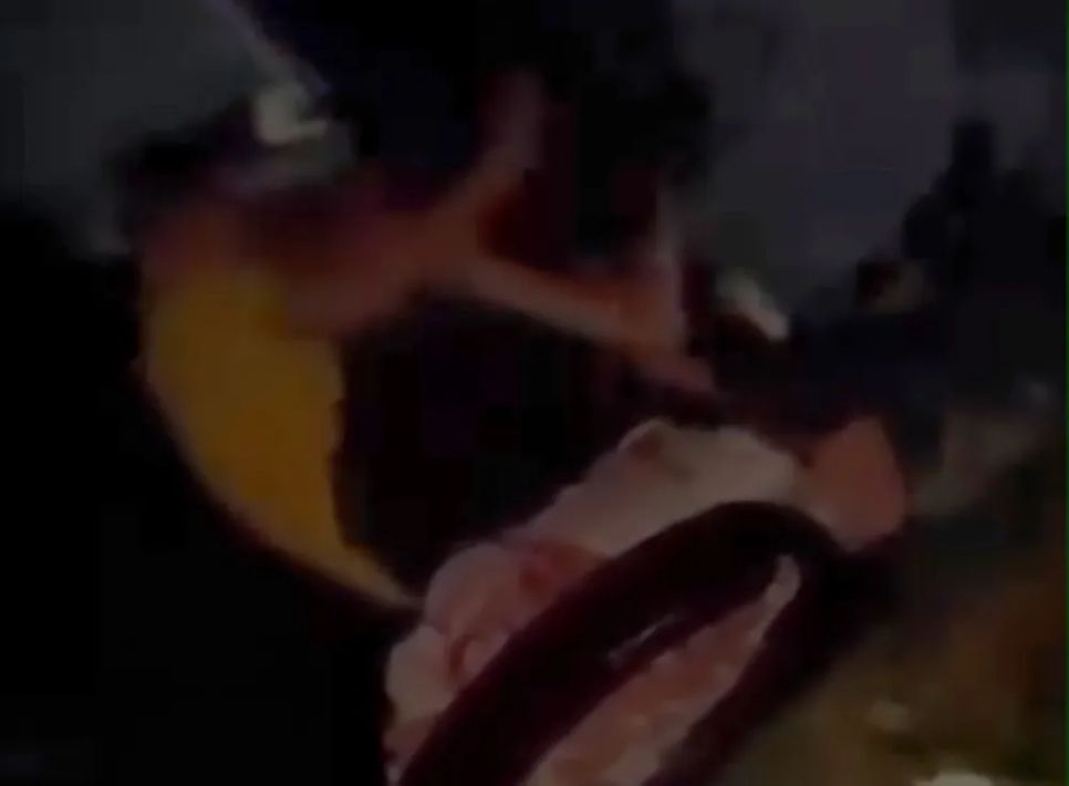 Người đàn ông bị nhóm thanh thiếu niên tấn công. Ảnh cắt từ clip