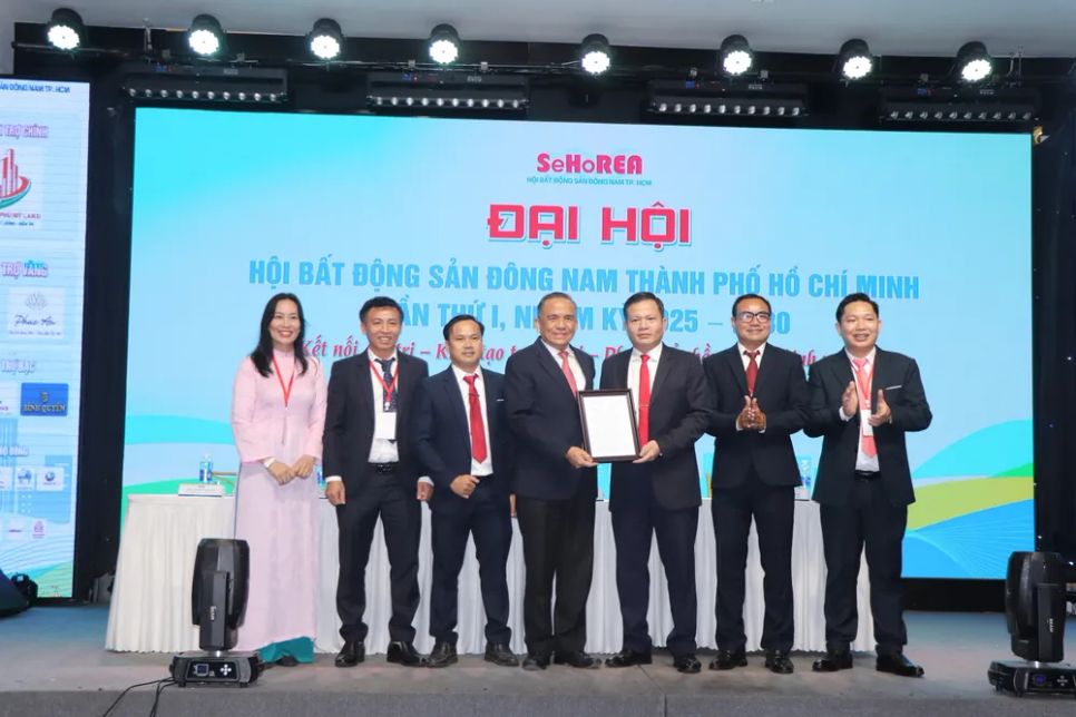 Ông Lê Hoàng Châu, Chủ tịch Hiệp Hội BĐS TPHCM (thứ 4 từ trái qua) trao quyết định thành lập Hội BĐS Đông Nam TPHCM. Ảnh: QUANG VŨ