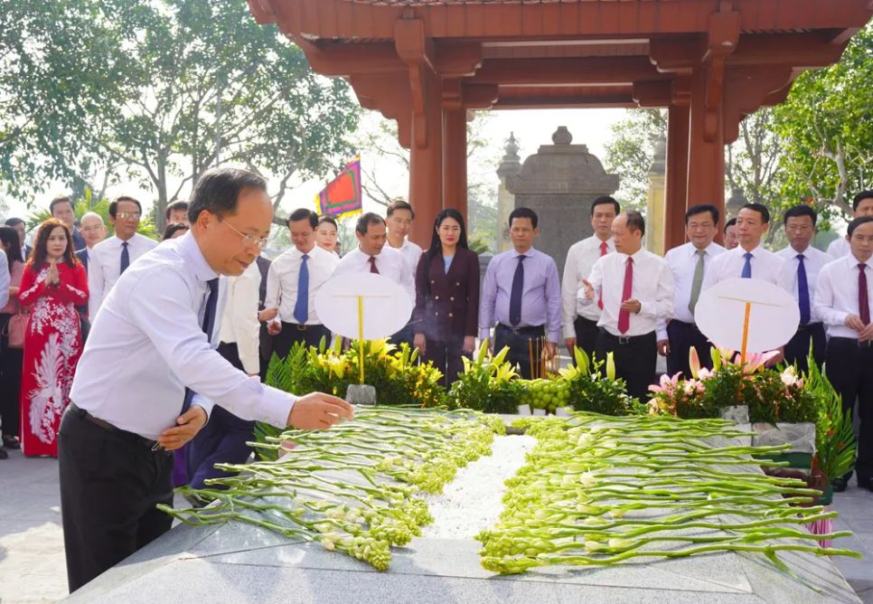 Dâng hương tưởng niệm Đại thi hào Nguyễn Du