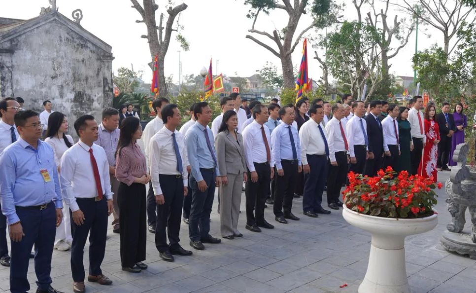 Dâng hương tưởng niệm Đại thi hào Nguyễn Du