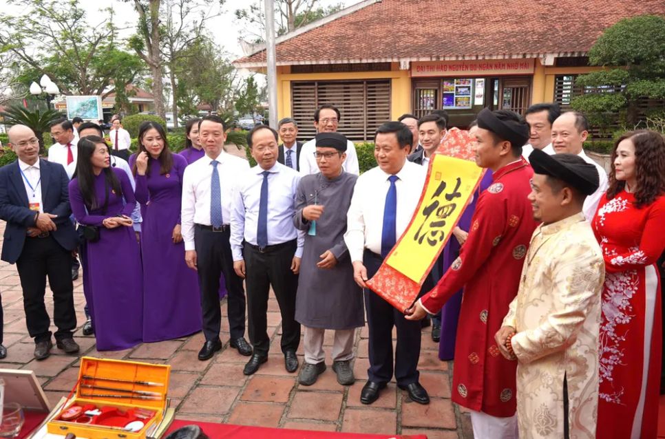 Dâng hương tưởng niệm Đại thi hào Nguyễn Du