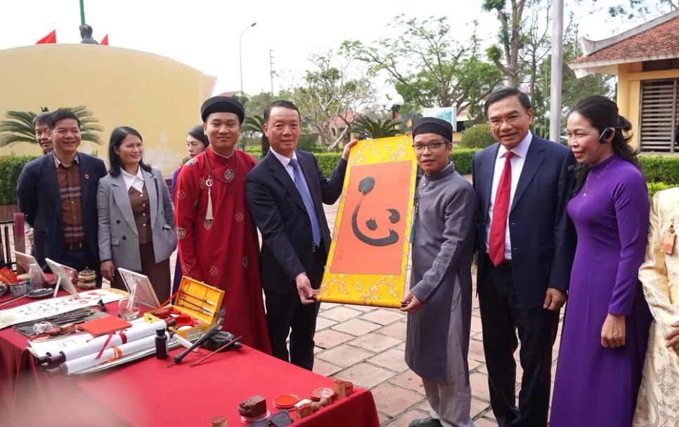 Dâng hương tưởng niệm Đại thi hào Nguyễn Du