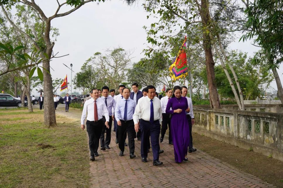 Dâng hương tưởng niệm Đại thi hào Nguyễn Du