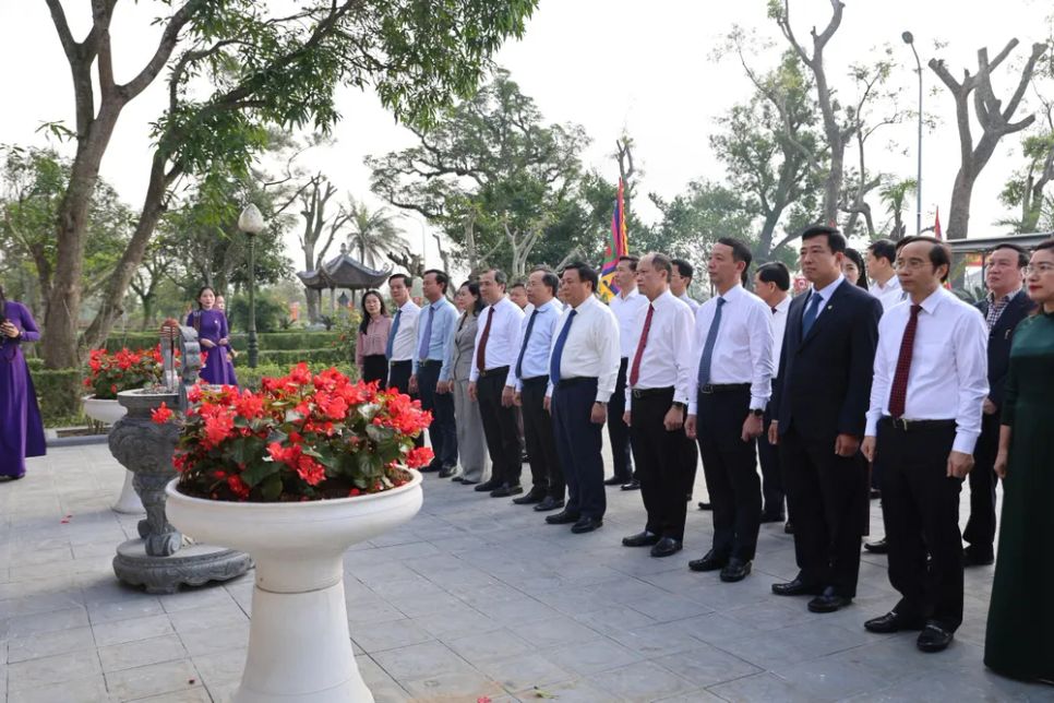 Dâng hương tưởng niệm Đại thi hào Nguyễn Du