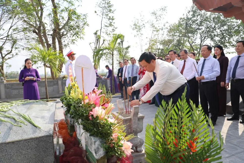 Dâng hương tưởng niệm Đại thi hào Nguyễn Du