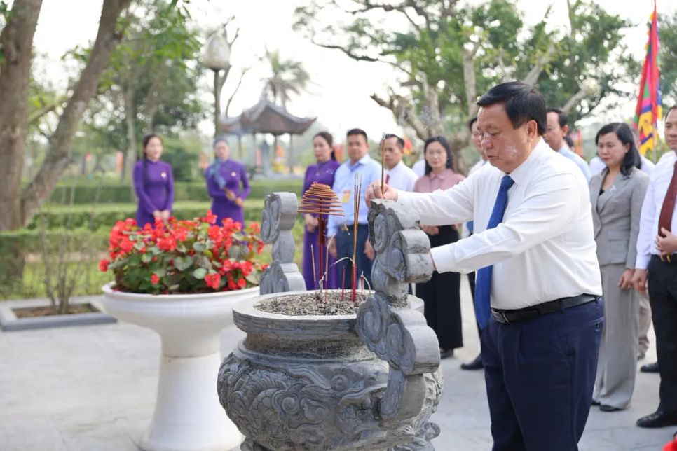 Dâng hương tưởng niệm Đại thi hào Nguyễn Du