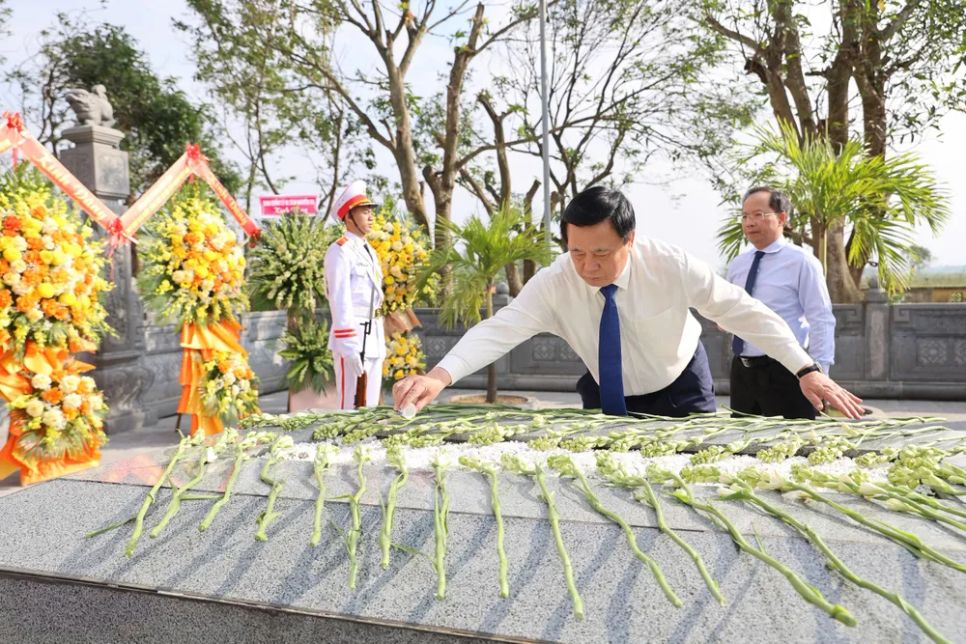 Dâng hương tưởng niệm Đại thi hào Nguyễn Du