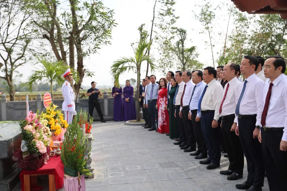 Dâng hương tưởng niệm Đại thi hào Nguyễn Du