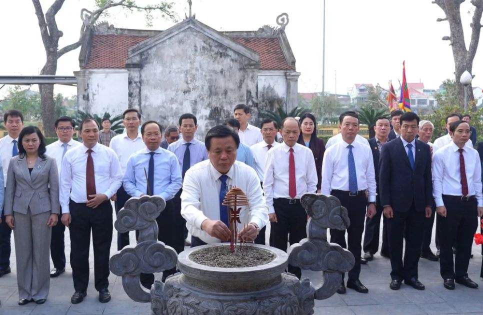 Dâng hương tưởng niệm Đại thi hào Nguyễn Du