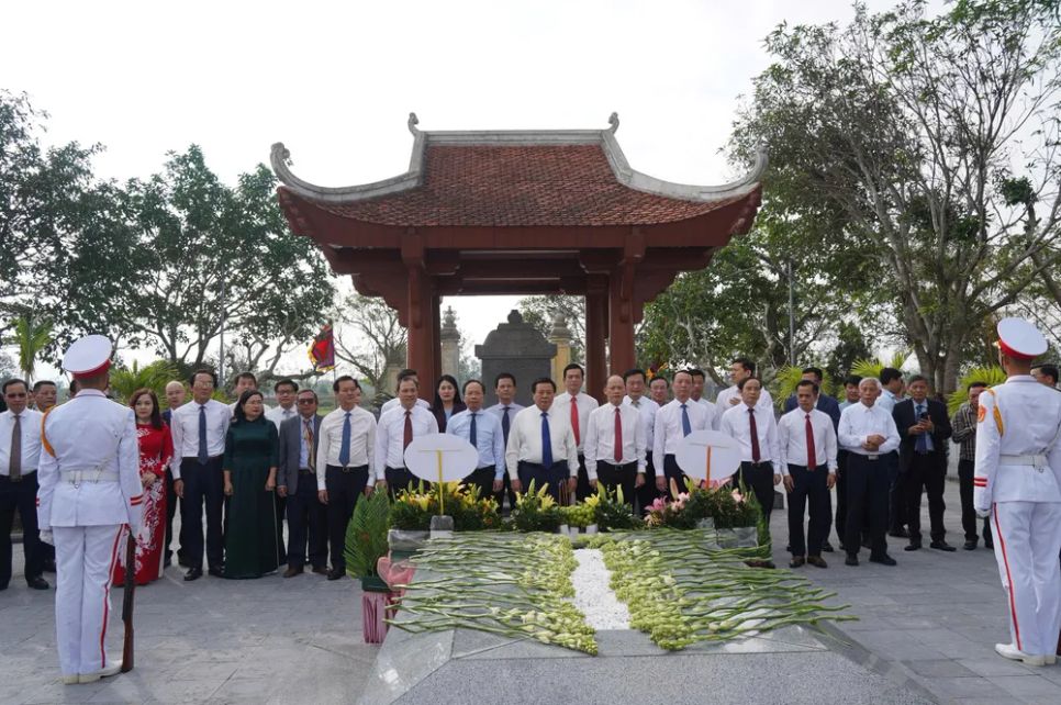 Đồng chí Nguyễn Xuân Thắng cùng đoàn công tác dâng hương tại phần mộ Đại thi hào Nguyễn Du