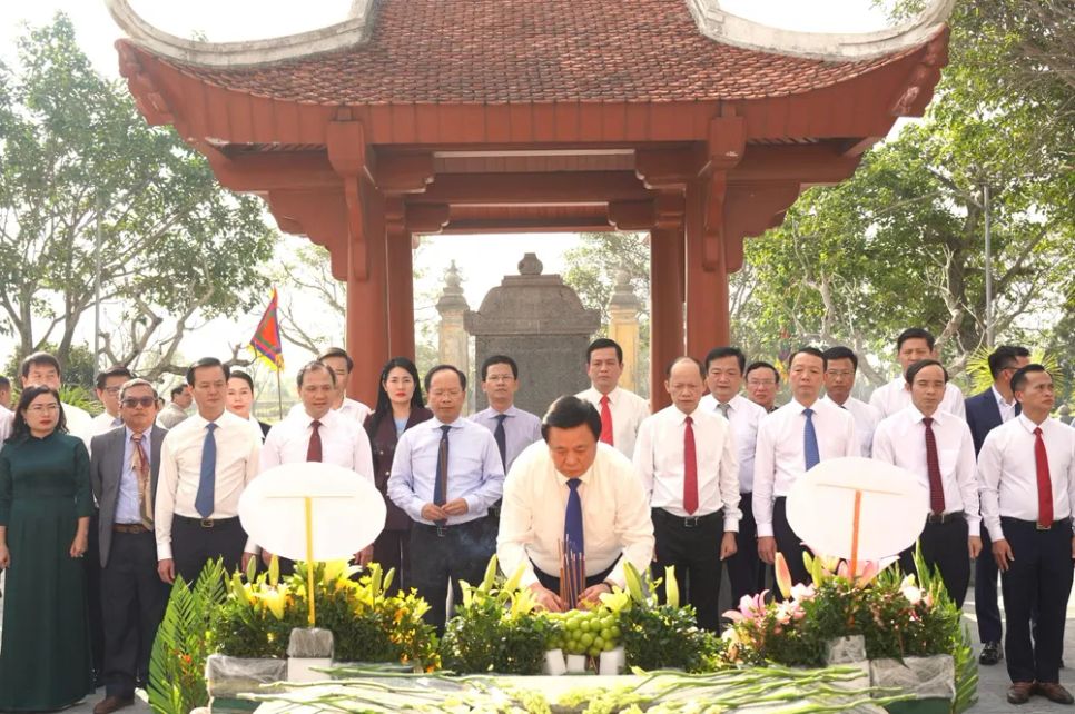 Đồng chí Nguyễn Xuân Thắng cùng đoàn công tác dâng hương tại phần mộ Đại thi hào Nguyễn Du