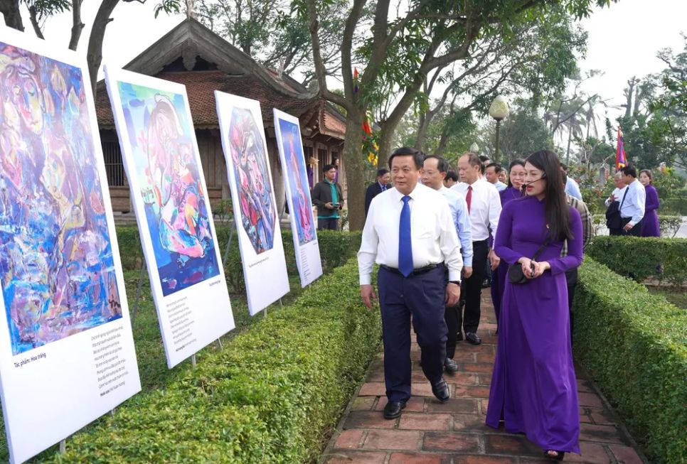 Đồng chí Nguyễn Xuân Thắng cùng đoàn công tác tham quan không gian văn hóa tại Khu lưu niệm Đại thi hào Nguyễn Du