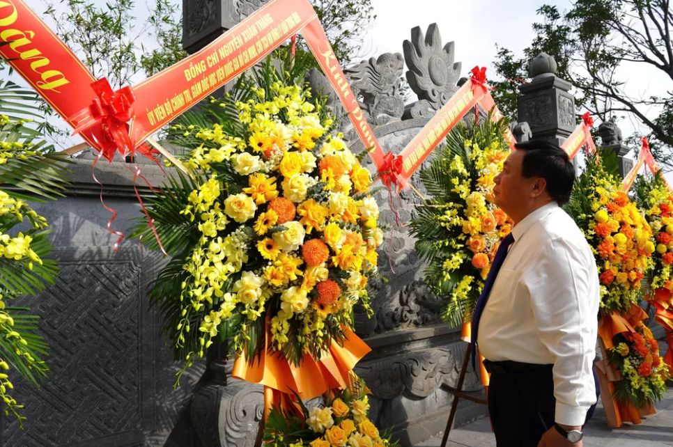 Đồng chí Nguyễn Xuân Thắng dâng hoa tại phần mộ Đại thi hào Nguyễn Du