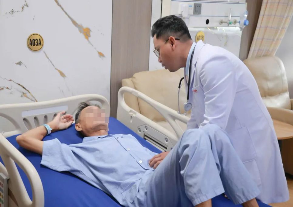 Bác sĩ thăm khám bệnh nhân L.V.E.