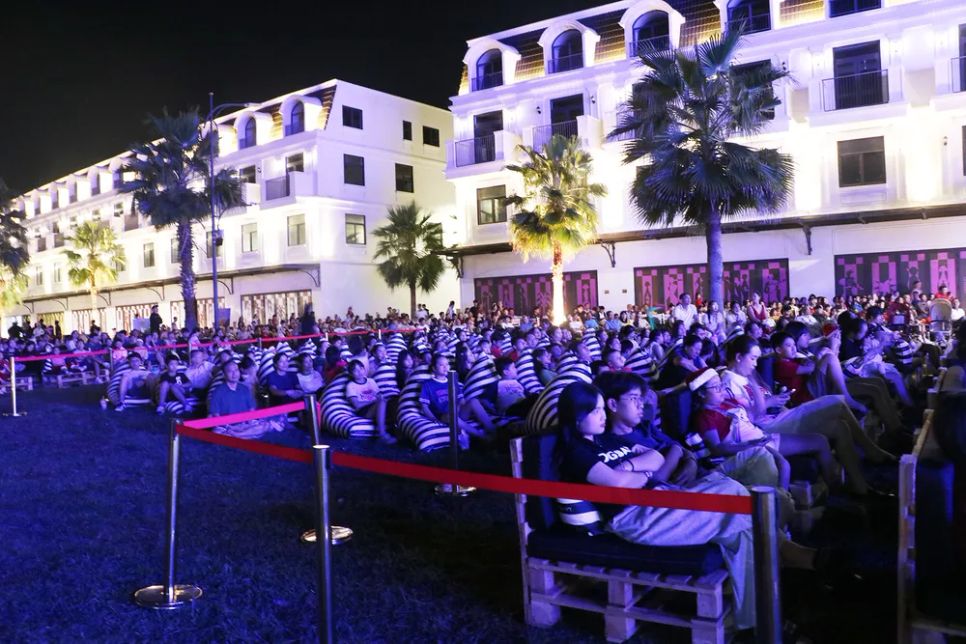 Đông đảo người dân và du khách đến với không gian La Musica