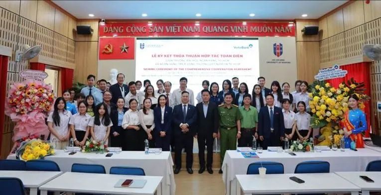 Đại diện VietinBank và HUB chụp ảnh kỷ niệm lễ ký kết thỏa thuận hợp tác toàn diện cùng các em sinh viên HUB