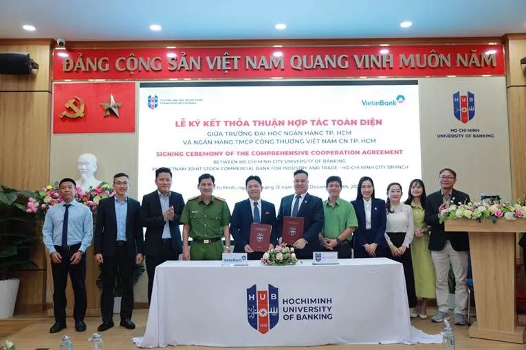 Đại diện VietinBank và HUB thực hiện ký kết thỏa thuận hợp tác toàn diện