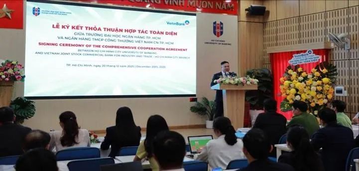 GS-TS Nguyễn Đức Trung, Phó Bí thư Đảng ủy, Hiệu trưởng HUB phát biểu tại buổi lễ
