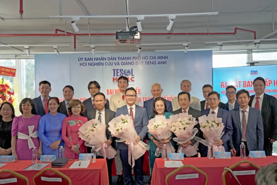 Tiến sĩ Đỗ Hữu Nguyên Lộc (đứng giữa) cùng đại diện Bộ Giáo dục và Đào tạo (khu vực phía Nam), Sở GD&ĐT TPHCM cùng lãnh đạo các trường đại học lớn tại TPHCM chụp hình lưu niệm