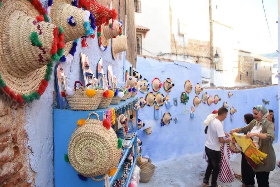 Du khách mua đồ lưu niệm tại thành phố Chefchaouen, Morocco. Ảnh: XINHUA