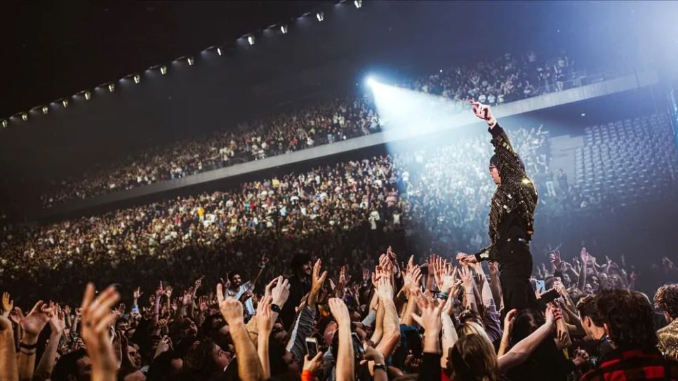 Một màn biểu diễn của Justice tại Accor Arena ở Paris. Ảnh: SKIDDLE